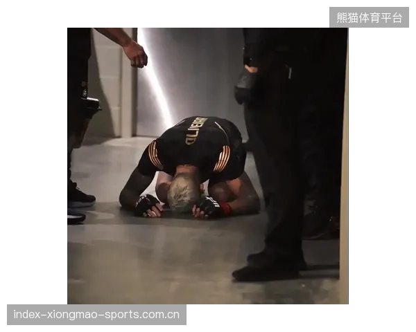 UFC卧倒后弃防反击惊艳全场
